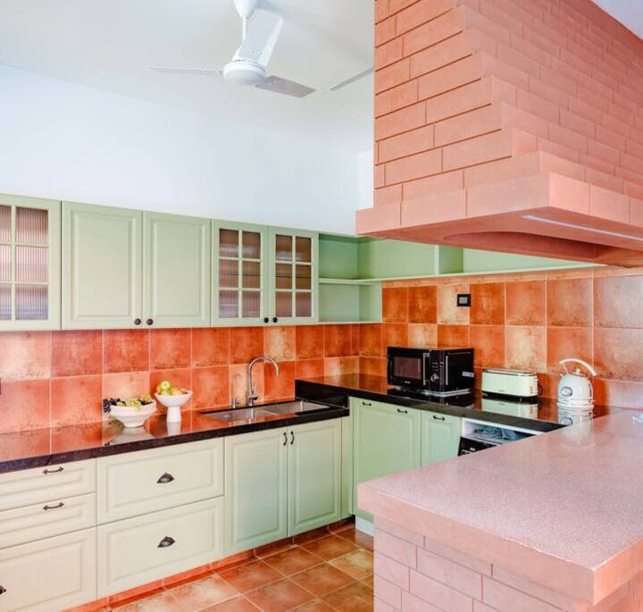 Full kitchen image 1
