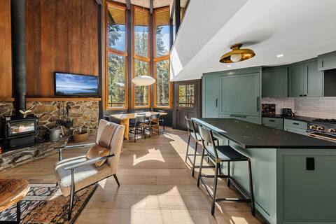 Birchwood Retreat - Hot Tub, Close to the Slopes!