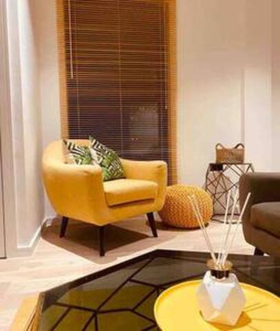 Spacious 3 Bed City Apartment with Terrace gallery image 3