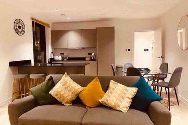 Spacious 3 Bed City Apartment with Terrace gallery image 5