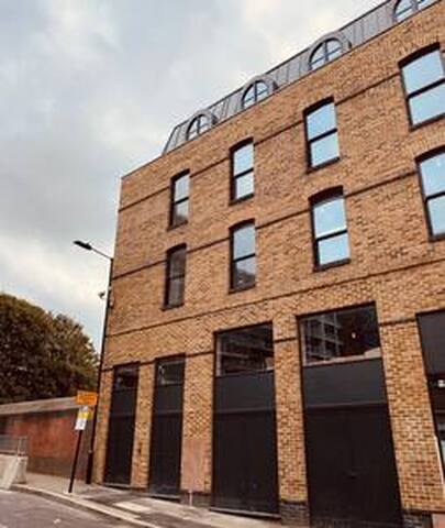 Spacious 3 Bed City Apartment with Terrace gallery image 2