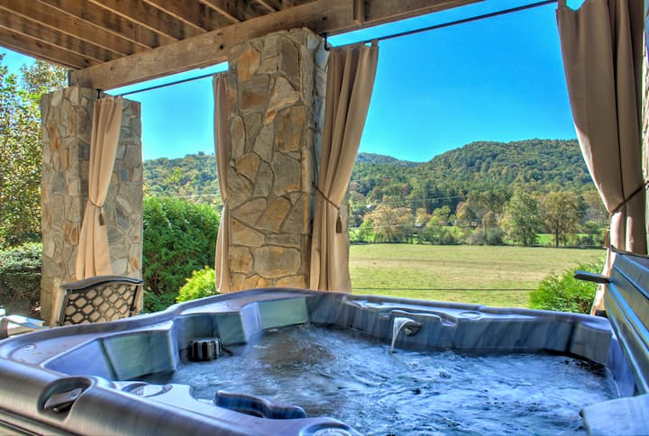 Romantic Escape W/ Hot Tub + Biltmore Pass - Asheville, NC