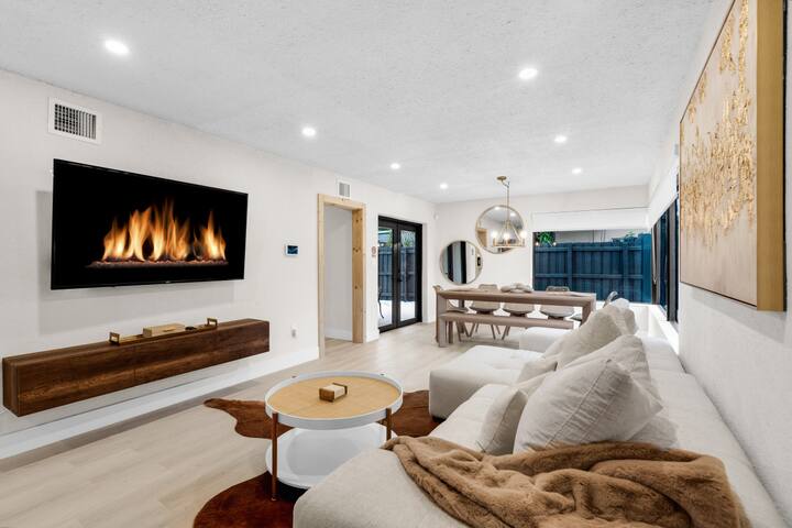 Stunning Heated Pool Home Retreat | Hollywood gallery image 2