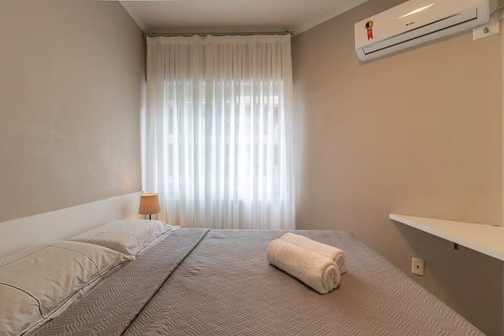 Apartman s bračnim krevetom i klima-uređajem.