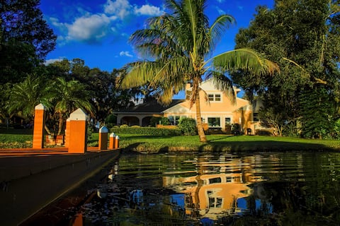 Lakefront Winter Haven Retreat: Hot Tub & Patio!