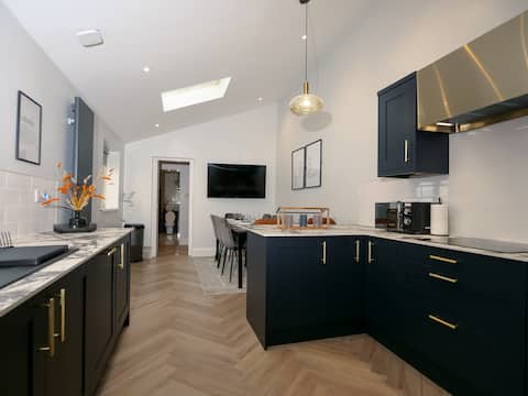 Dwell Living Luxurious 5BD House Central