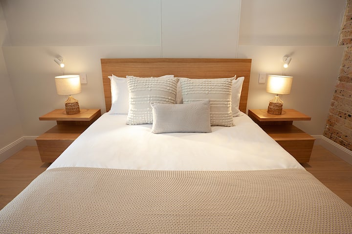 Elegancia sa stretáva s pokojom – objavte pokoj v tomto elegantnom a príjemnom útočisku v spálni.