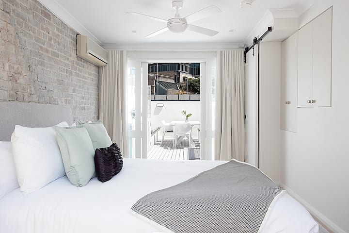 Vysnívajte vo veľkom štýle: táto spálňa je útočiskom pohodlia a sofistikovanosti.