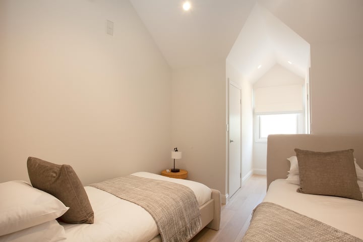 Útulné noci čakajú v objatí tejto očarujúcej dvojlôžkovej postele.