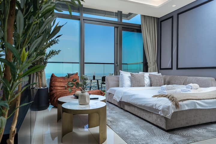 منطقة المعيشة: يمكن أن يتسع سرير أريكة لشخصين 