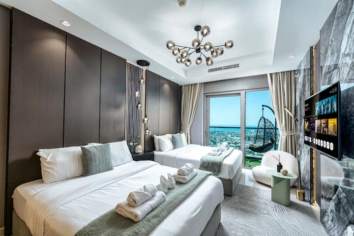 غرفة النوم رقم 2: سريران مزدوجان وحمام داخلي