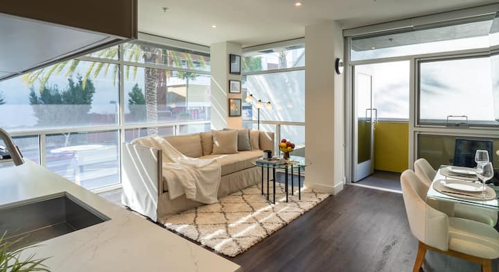 Stylish Condo By The Beach - Santa Monica, CA