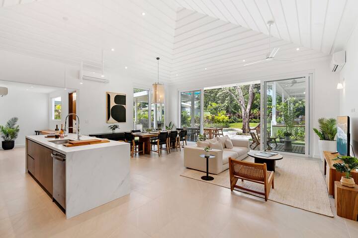 5BR villa w/ pool & walk to the beach