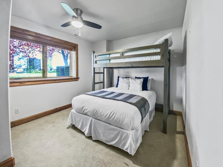 ეს მოქნილი პირობების მქონე სტუმრის ოთახი ოჯახებისთვის იდეალურია — მასში არის 183×203 სმ ზომის საწოლი და ორსართულიანი საწოლი. დიდი ფანჯრები, ხავერდოვანი ხალიჩები და გამაგრილებელი ჭერის ვენტილატორი ნათელ და კომფორტულ სტუმრობას უზრუნველყოფს.