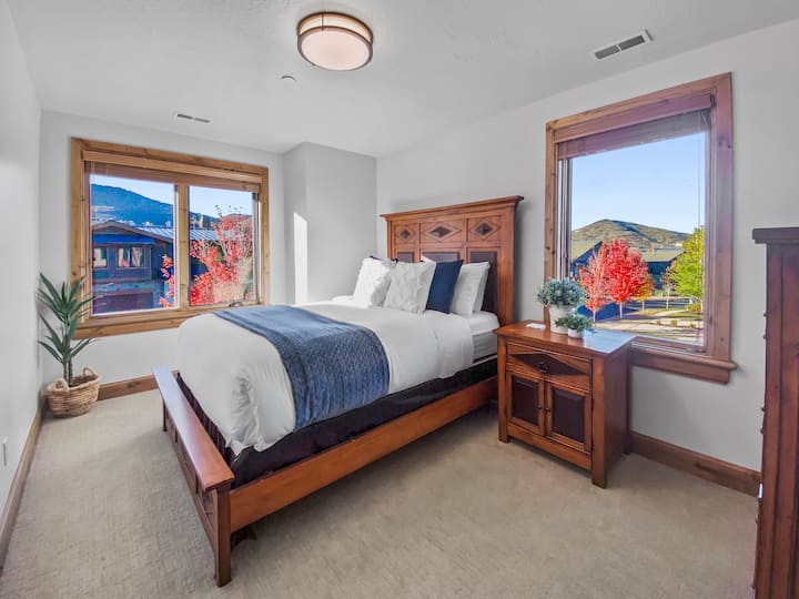 მზით დატბორილ ამ სტუმრის ოთახში დგას მყარი ხის ჩარჩოს მქონე საწოლი 152×203 სმ ზომის საწოლითა და ფუფუნების თეთრეული, ასევე, აქვს ორი დიდი ფანჯარა. ისიამოვნეთ თვალწარმტაცი ხედებით მთის პირამიდებზე პირდაპირ თქვენი ოთახიდან.