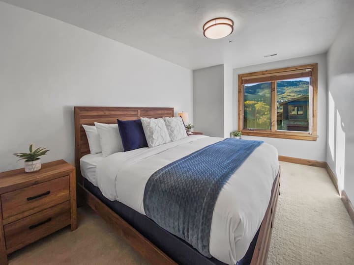 ამ მშვიდ საძინებელს აქვს ფუფუნების მეფე‑ზომის საწოლი, ახალი თეთრეული და ლურჯი ფერის ელეგანტური პლედი. ხის მორთულობის მქონე დიდი ფანჯრებიდან საუცხოო ხედი იშლება მთებზე.