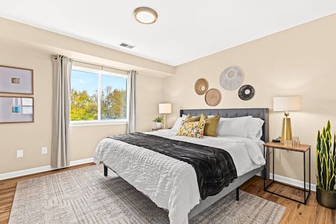 New!Contemporary UpperFlat Near Downtown Roseville