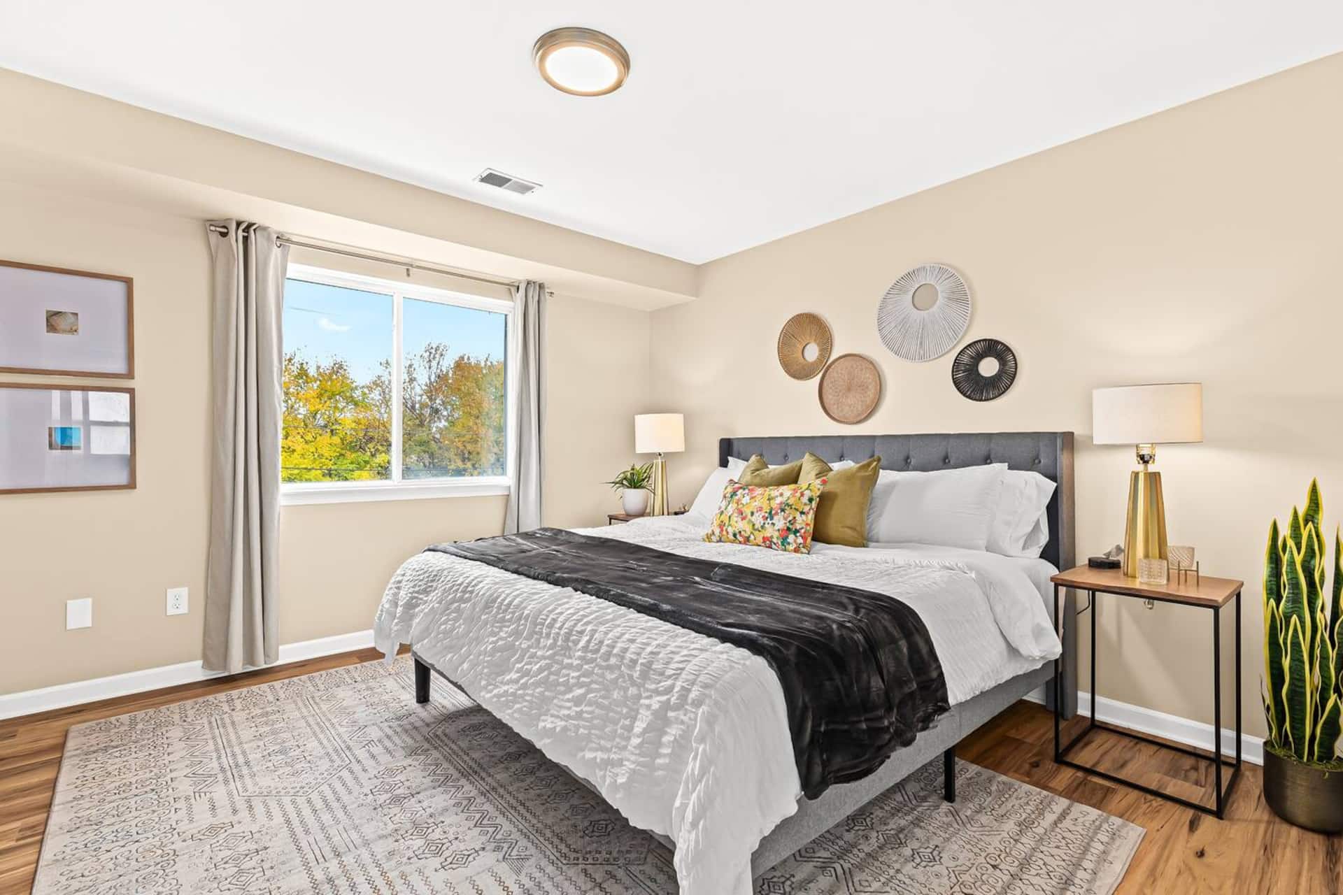 New!Contemporary UpperFlat Near Downtown Roseville