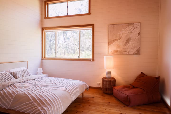 Დაისვენეთ ჩვენს ფართო მთავარ საძინებელში, რომელიც განტვირთვისთვის განკუთვნილი თავშესაფარია თქვენი საყვარელი წიგნისთვის საკმარისი დასასვენებელი სივრცით. Ნამდვილი შთაბეჭდილება სახლიდან გაუსვლელად. ✨ #MasterRetreat #CozyReadingNook #ArtfulComfort