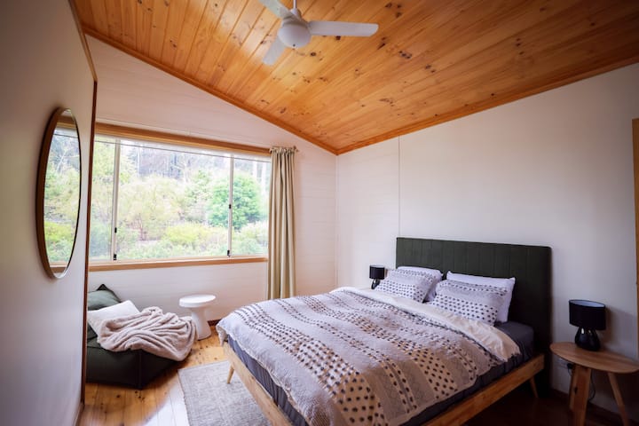 Აღმოაჩინეთ სიმშვიდე ჩვენს ფართო საძინებელში 3, მყუდრო თავშესაფარში, სადაც საკმარისი სივრცეა დასასვენებლად და წიგნის წასაკითხად. Დატკბით ბაღით, რომელიც ფანჯრის მიღმაა, რაც გაზაფხულს კიდევ უფრო მომხიბვლელს ხდის.  #SpringRetreat #GardenViews #CozyReadingNook