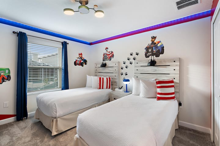 שני חדרי שינה זוגיים בקומה העליונה.