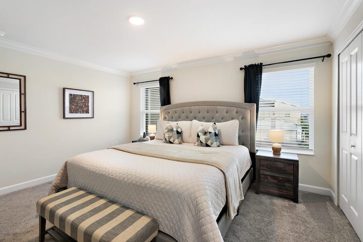 חדר שינה ראשי קינג 1 למעלה חדר רחצה צמוד