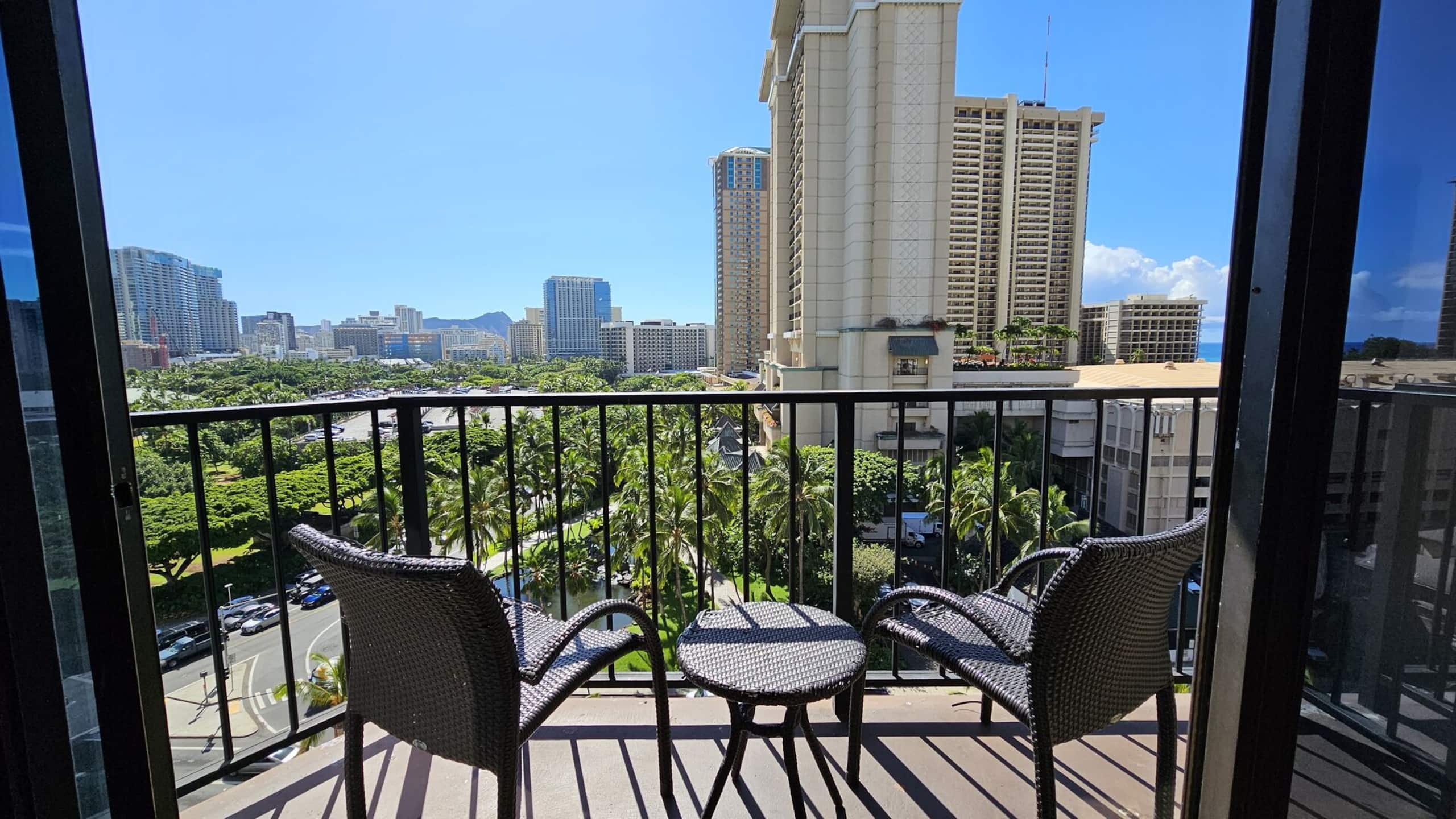 Condo in Honolulu · ★4.73 · 1 bedroom · 2 beds · 1 private bath - Image 5