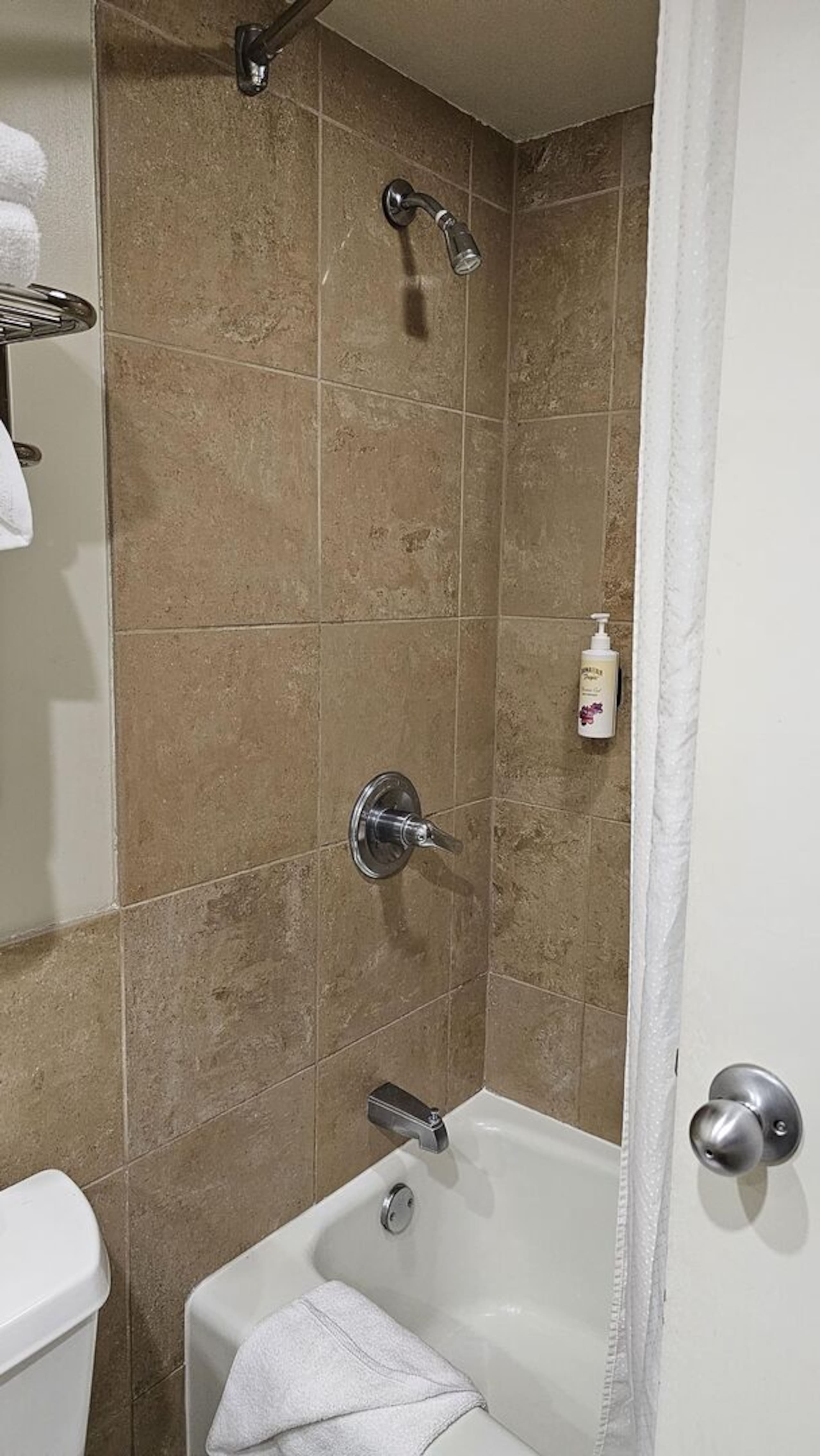 Condo in Honolulu · ★4.73 · 1 bedroom · 2 beds · 1 private bath - Image 10