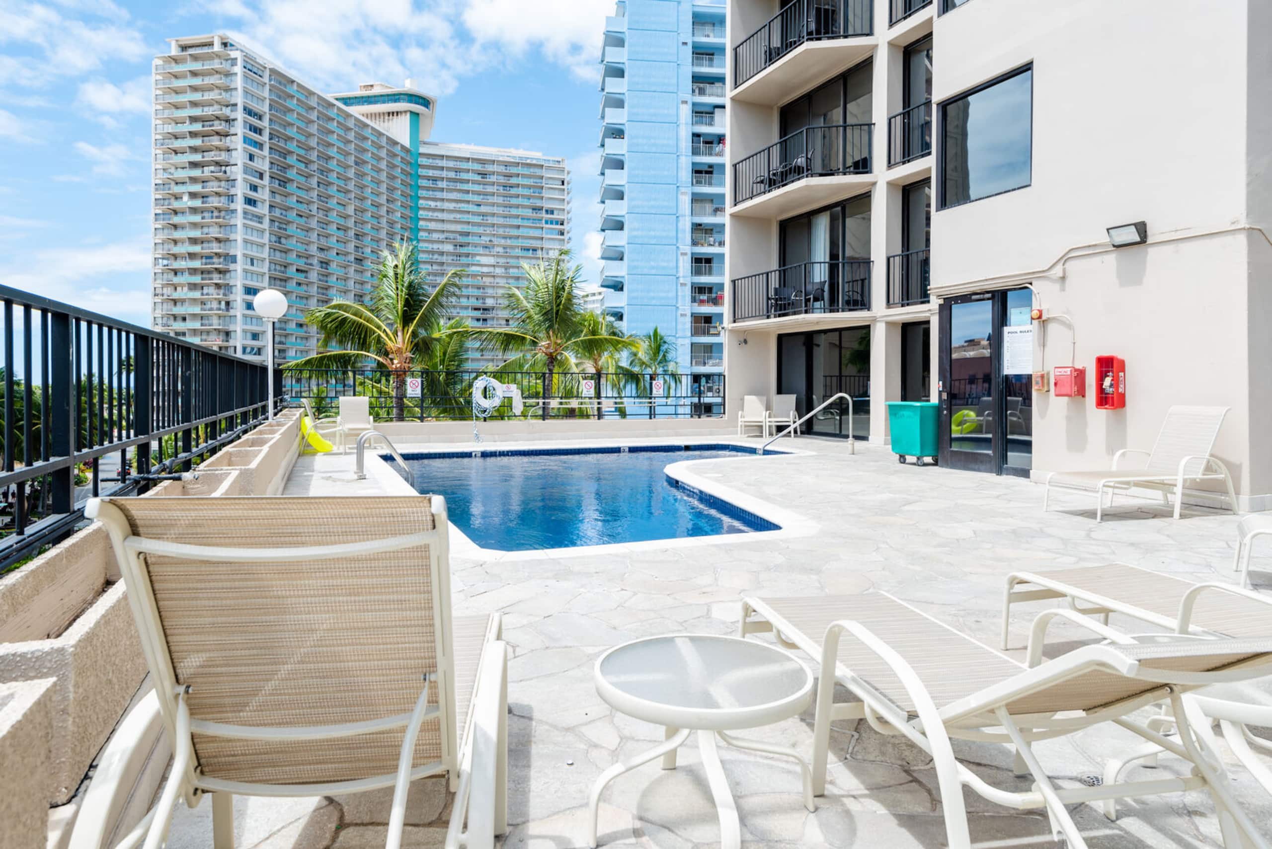 Condo in Honolulu · ★4.73 · 1 bedroom · 2 beds · 1 private bath - Image 11