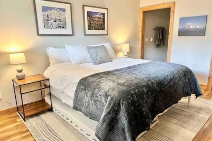 מיטת קינג סייז עם חדר רחצה צמוד,