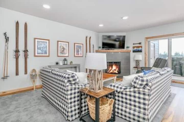 האח מרכז את הסלון, המציע אווירה נעימה בזמן שאתם נרגעים.