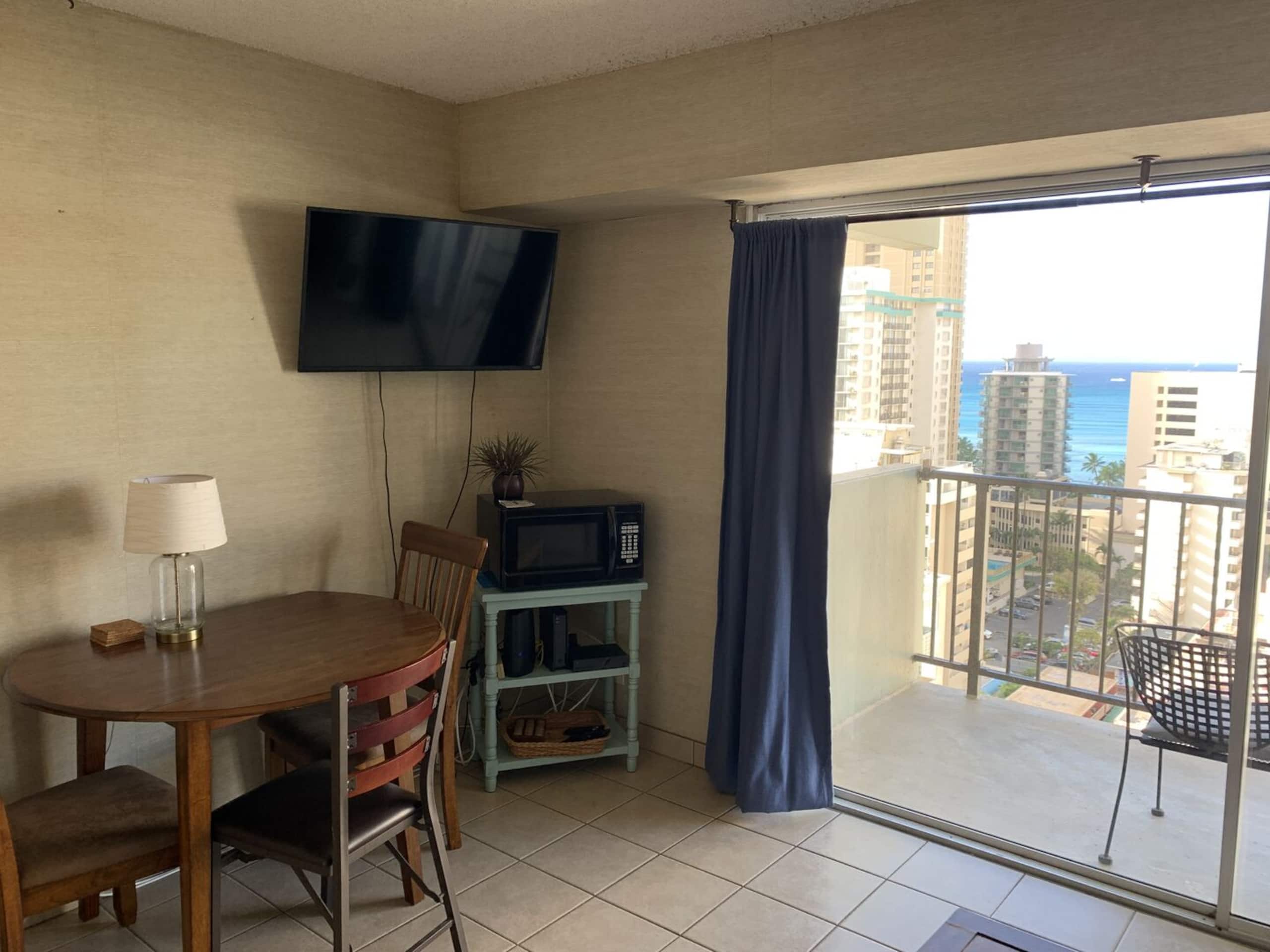 Condo in Honolulu · ★4.7 · 1 bedroom · 2 beds · 1 private bath - Image 4