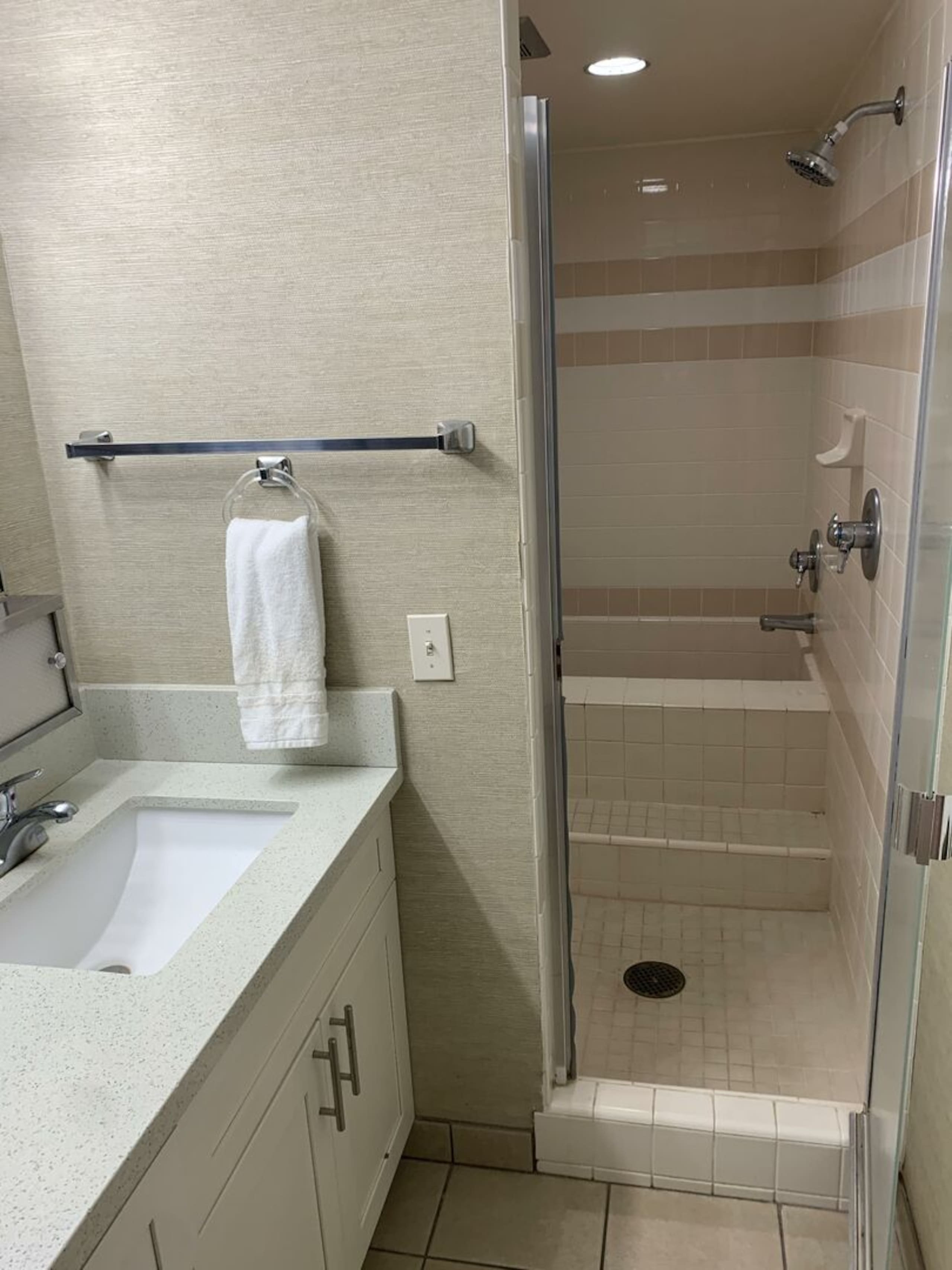 Condo in Honolulu · ★4.7 · 1 bedroom · 2 beds · 1 private bath - Image 6