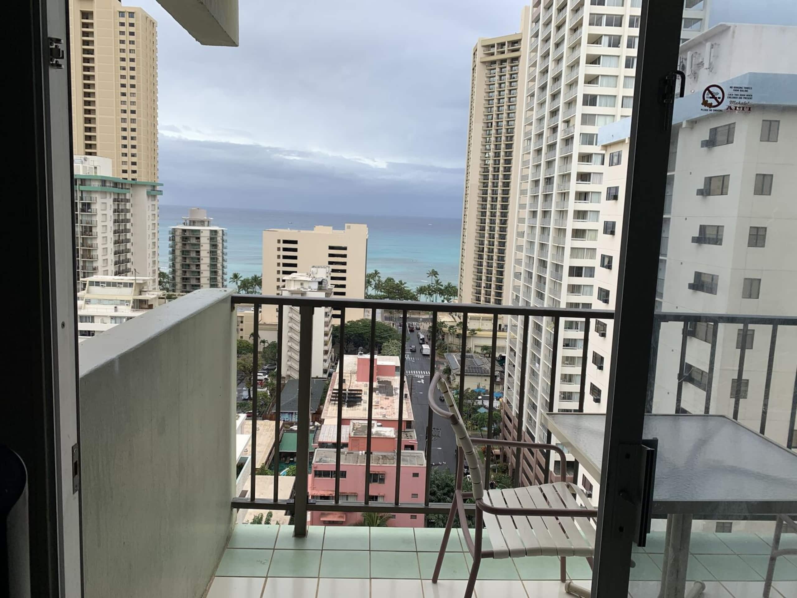 Condo in Honolulu · ★4.5 · 1 bedroom · 2 beds · 1 private bath - Image 11