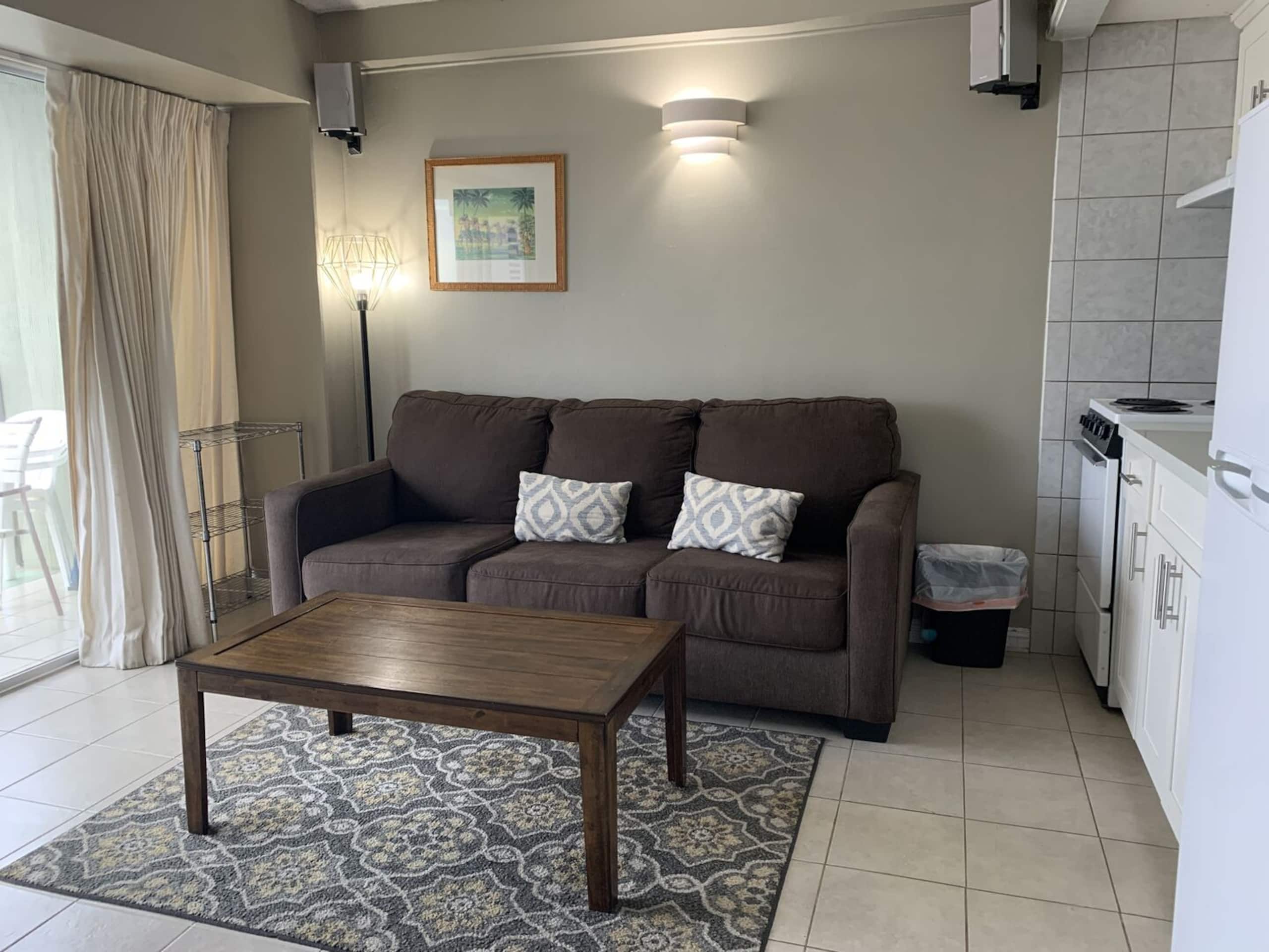 Condo in Honolulu · ★4.5 · 1 bedroom · 2 beds · 1 private bath - Image 2