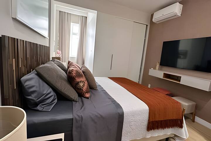 Copacabana New Stylish Apt, Beach Block, Sleeps 6 gallery image 2