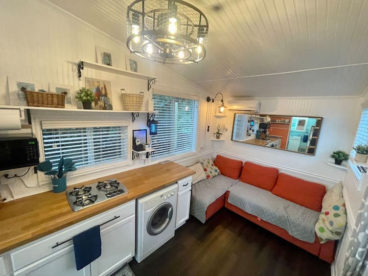 Cucina con piano cottura, forno a microonde e zona pranzo