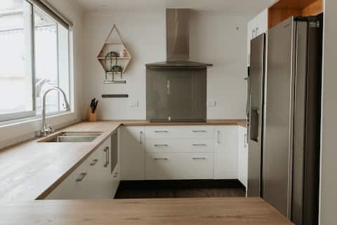 Marsden Manor - Spacious house with large pool