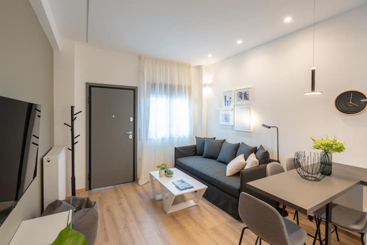 Bienvenue dans votre nid confortable à Athènes. L'appartement offre tout ce qu'il faut
pour un séjour super confortable.
