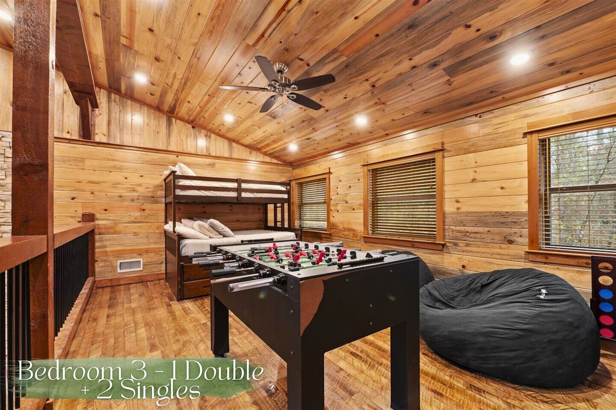 توفر هذه الغرفة ترتيبات نوم مريحة للعديد من الضيوف، وتقع على الطراز الريفي الساحر.