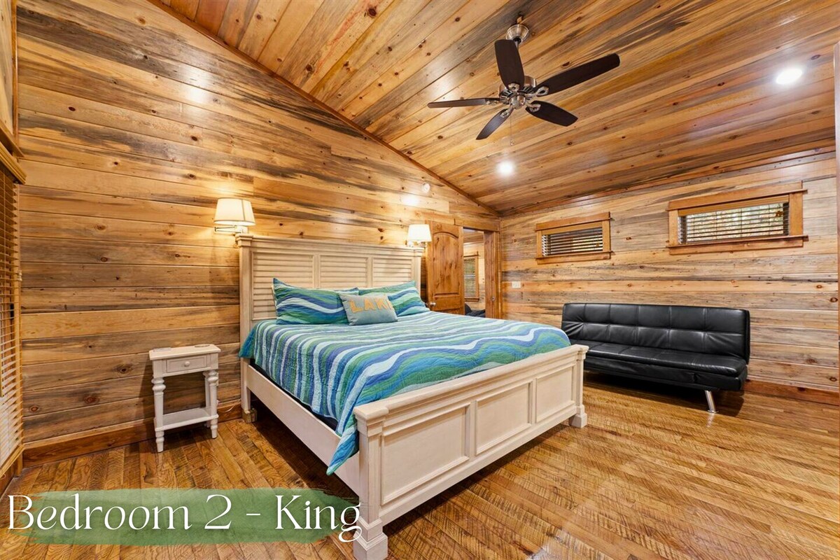 احتضن نفسك في غرفة النوم الجذابة التي تضم سرير كينج، حيث الراحة هي المفتاح والإعداد الريفي يعزز راحتك.