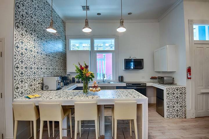 Best Location 7BR Next to FR Quarter! gallery image 5