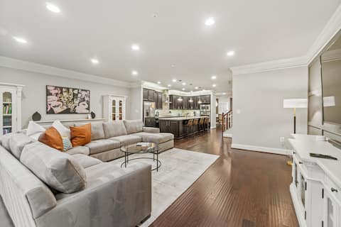 Mins to Annap; Luxury Townhome