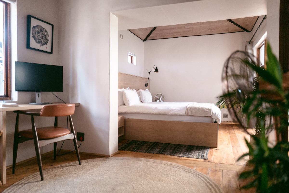 Cama extragrande king con vistas al jardín