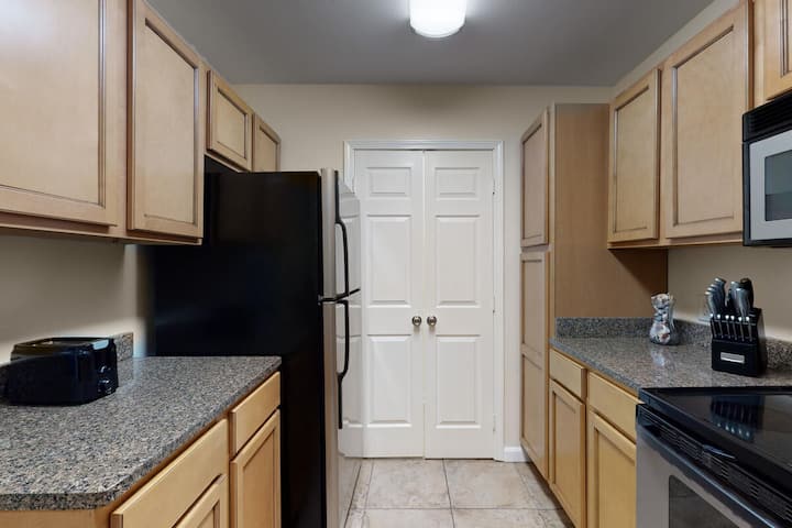 Ball Tournament Friendly Condo With Pool & Hot Tub - Foley, AL