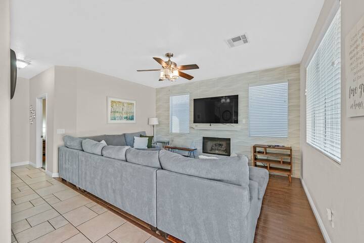 Henderson 4BR Home • Pool & Hot Tub • Sleeps 10 gallery image 2