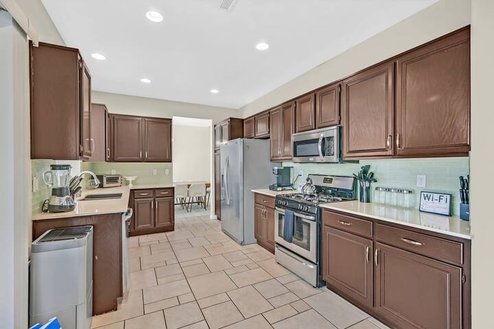 Henderson 4BR Home • Pool & Hot Tub • Sleeps 10 gallery image 4