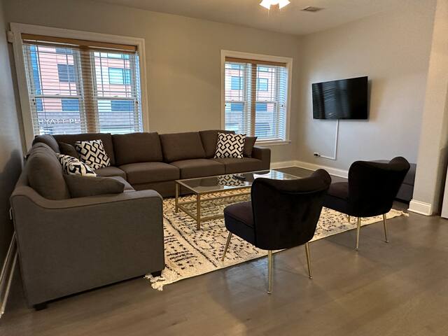 Spacious Wicker Park Hideaway with Parking!