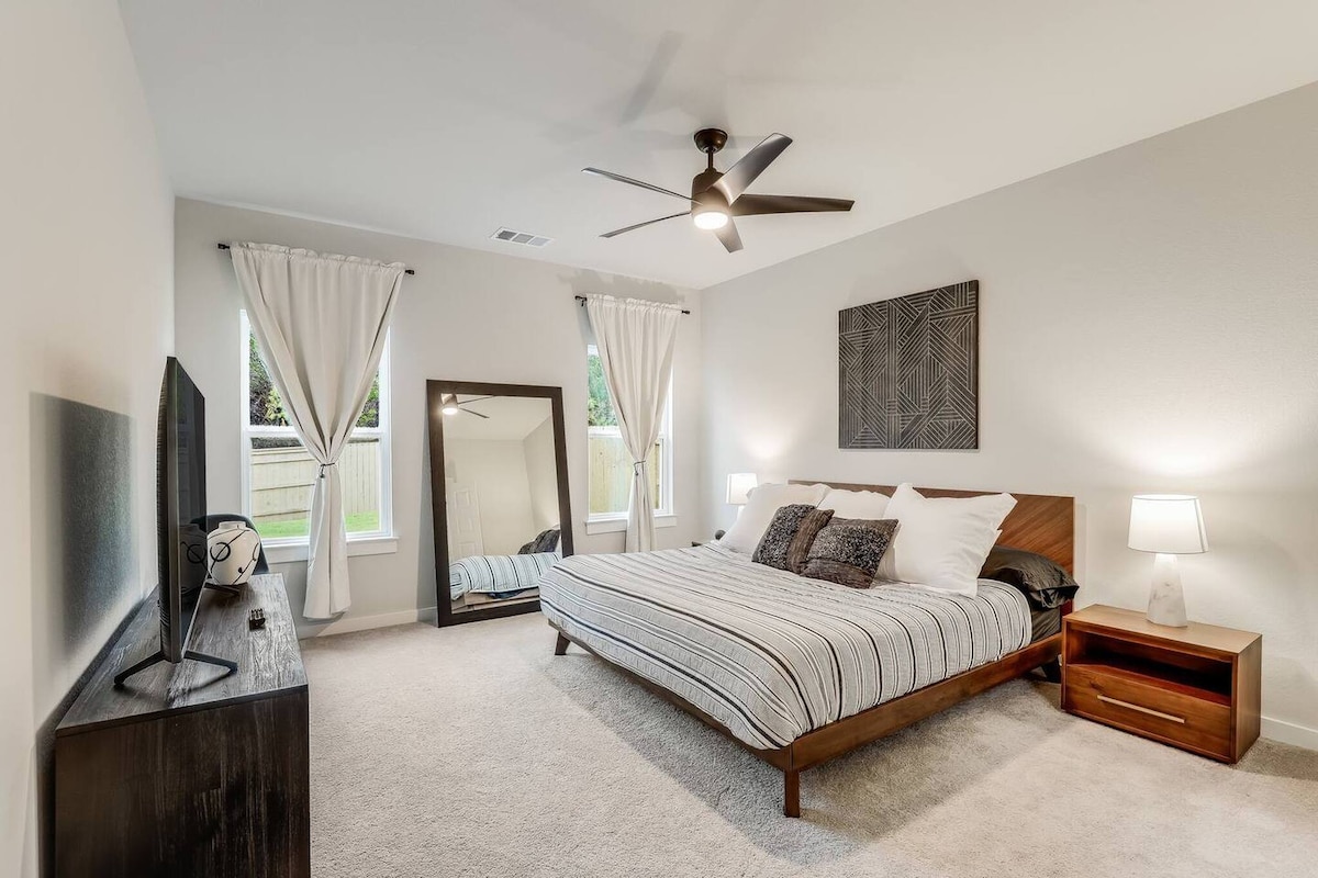 Chumba kikuu cha kulala chenye chumba cha kulala na televisheni mahiri