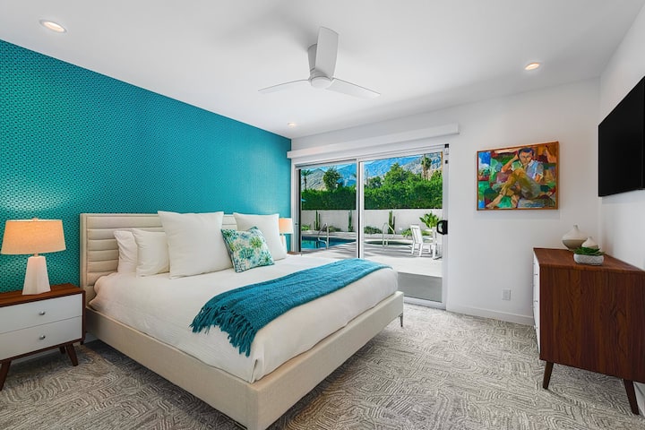 Retírate a nuestro espacioso segundo dormitorio con baño privado con una lujosa cama tamaño king y acceso directo a un encantador patio. Perfecto para el café de la mañana o la relajación de la noche, este acogedor espacio garantiza comodidad y estilo para tu escapada perfecta.